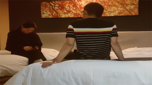 偷窥实录！甜美空姐与温柔人妻的私密诱惑